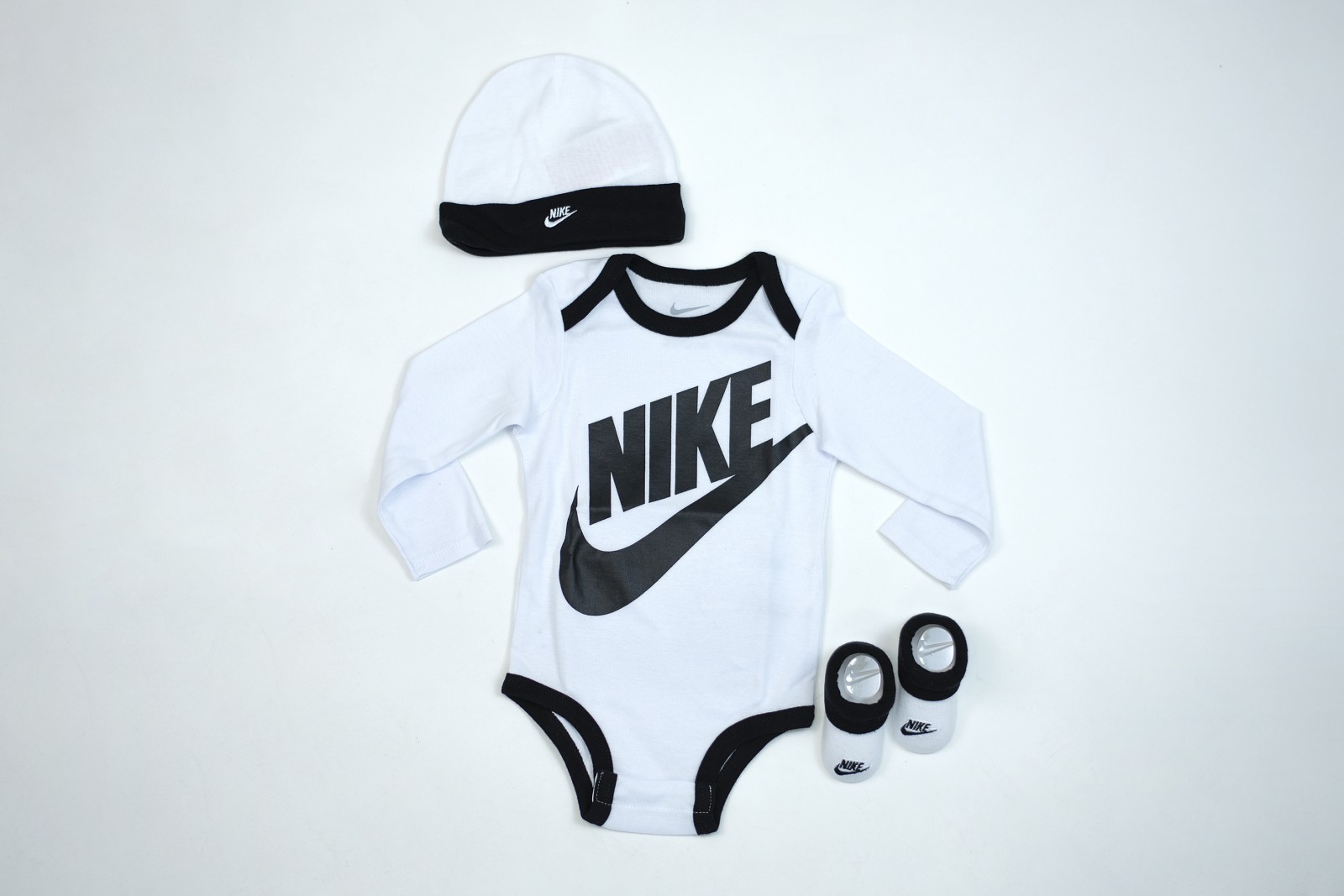 Levně Nike futura logo ls hat / bodysuit / bootie 3pc 6-12 m